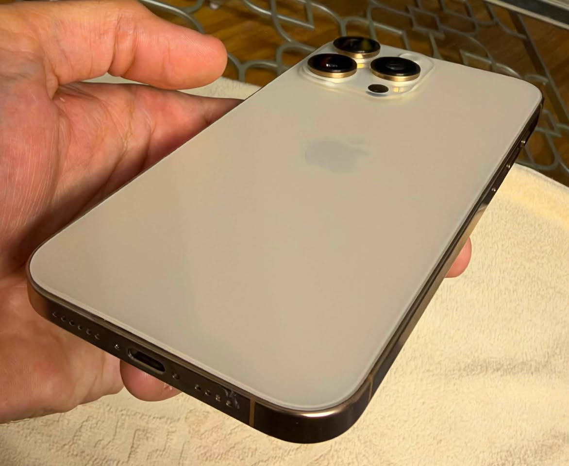 iPhone 16 Pro Max, 88% մարտկոց, ոսկեգույն