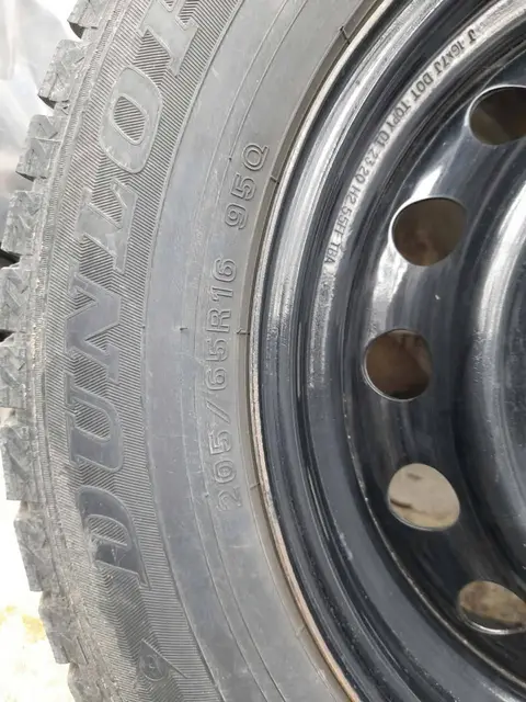 Продаются шины. Находятся в Хашури. 4 штуки "Dunlop" своих - 500₾