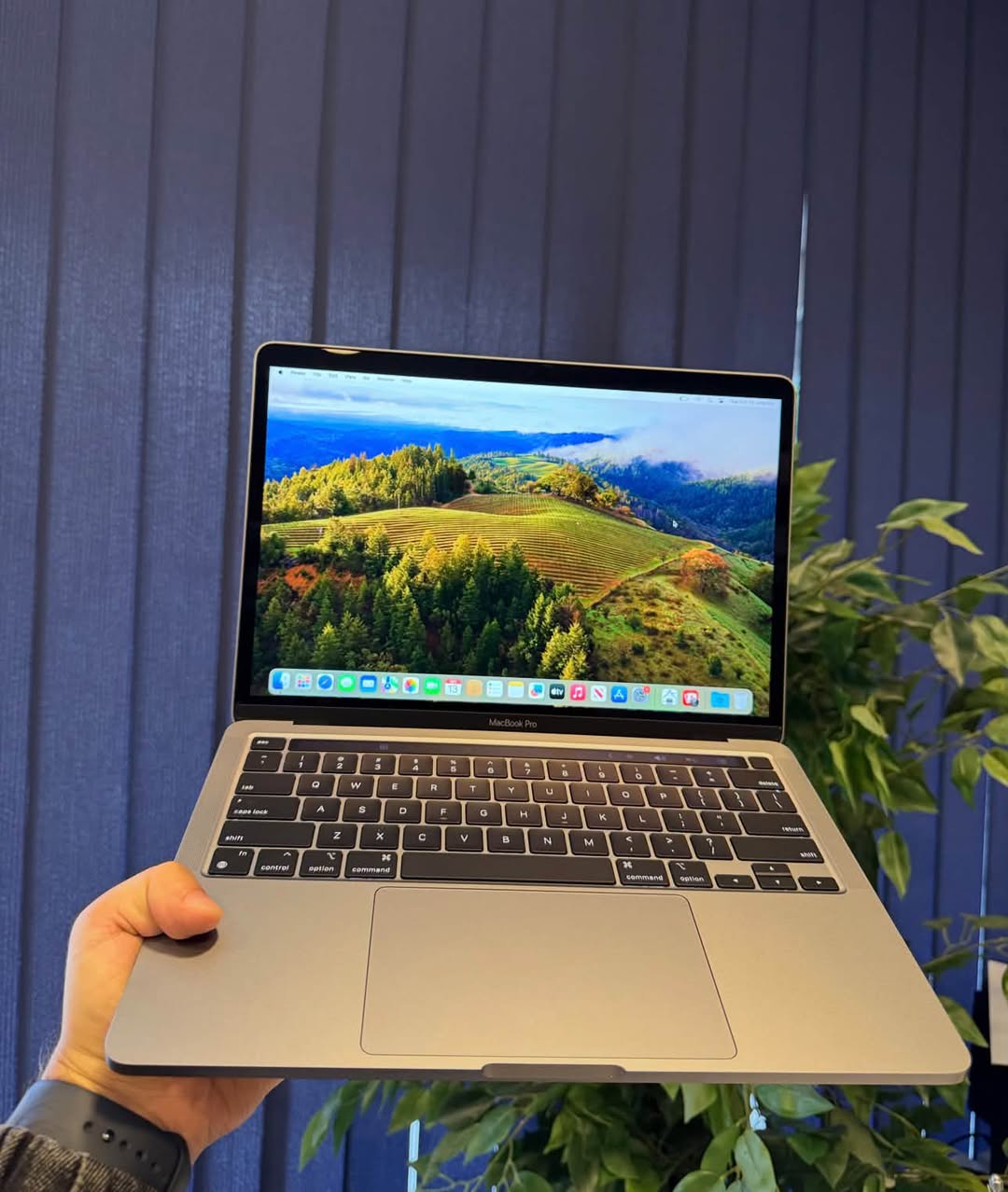 MacBook Pro M2 Space gray ekrani
