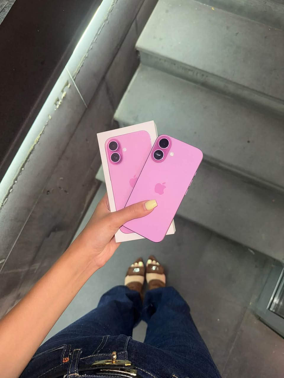 iPhone 16 / ვარდისფერი / 256GB / — 210,000 ლარი