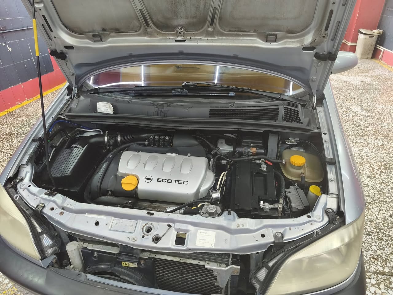 იყიდება Opel Zafira 1.8 გაზზე 2000
