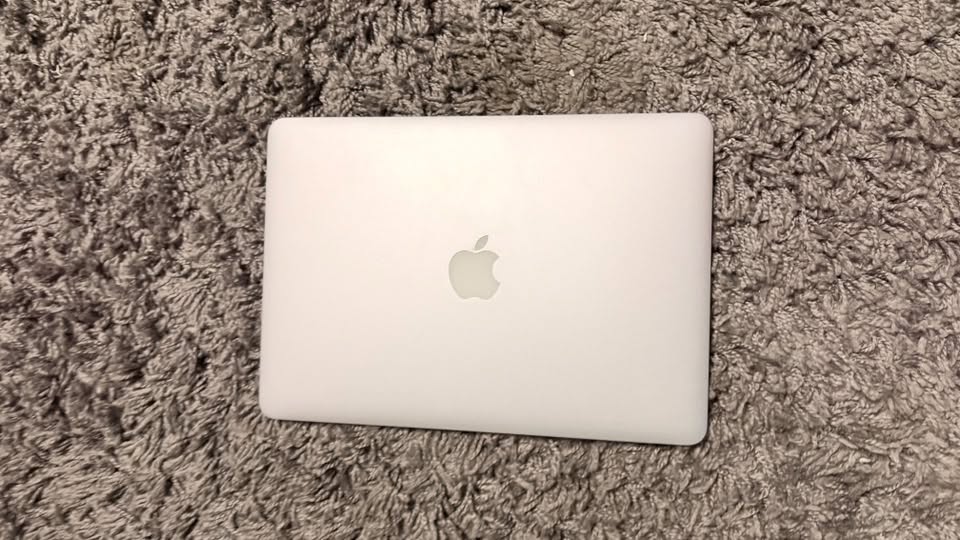 Satılır Macbook ideal vəziyyətdədir, 2015-ci ilə aiddir