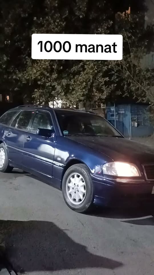 Tünd mavi universal avtomobil