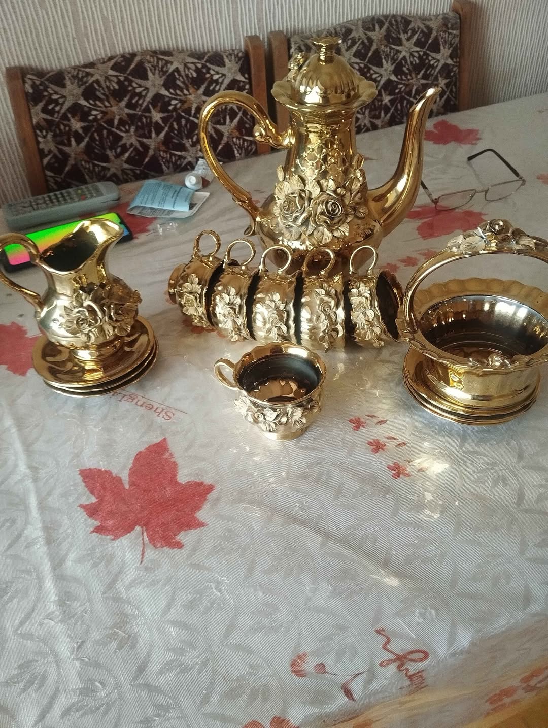 Altın dekoratif çay/kahve takımı
