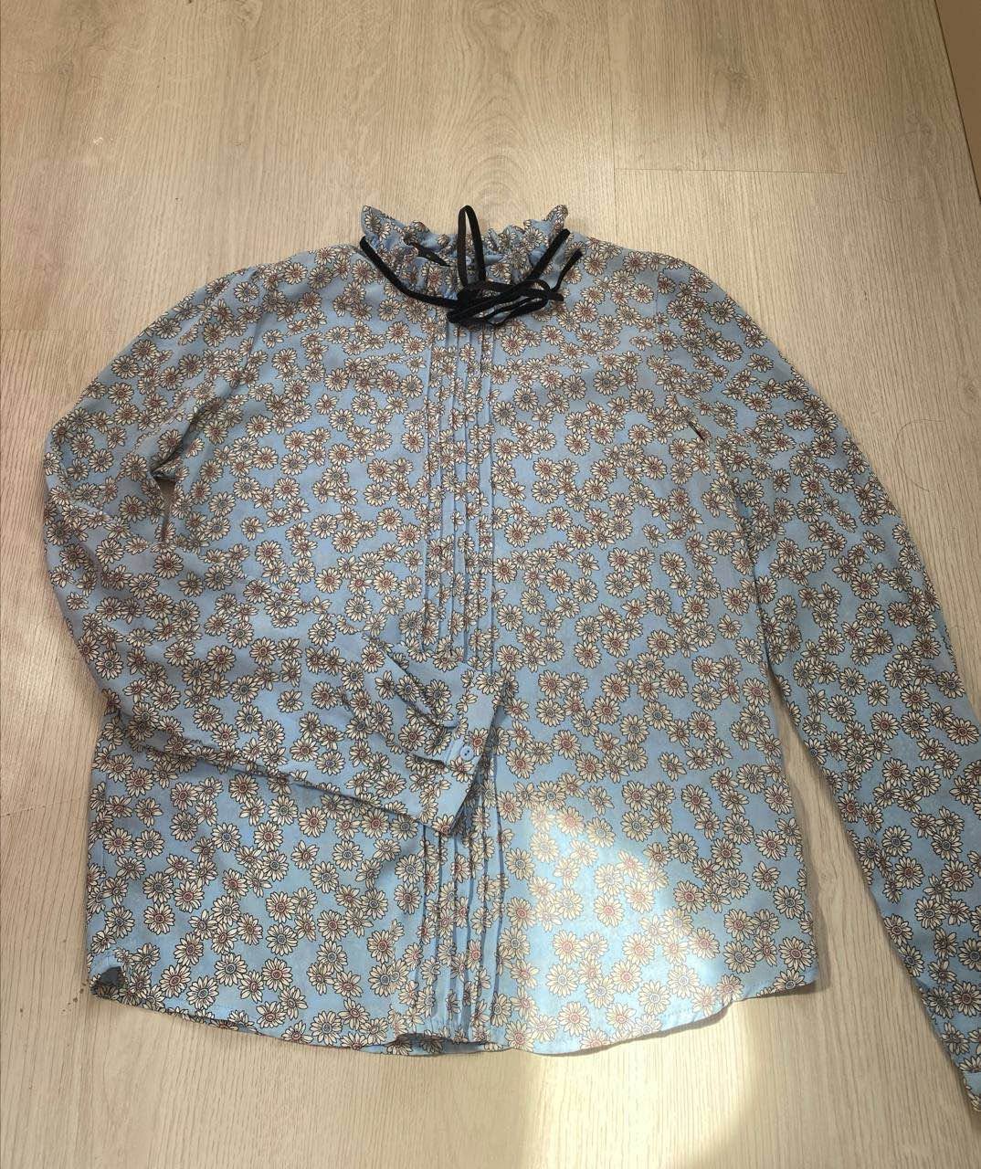 Mavi çiçəkli bluza, qara lentli