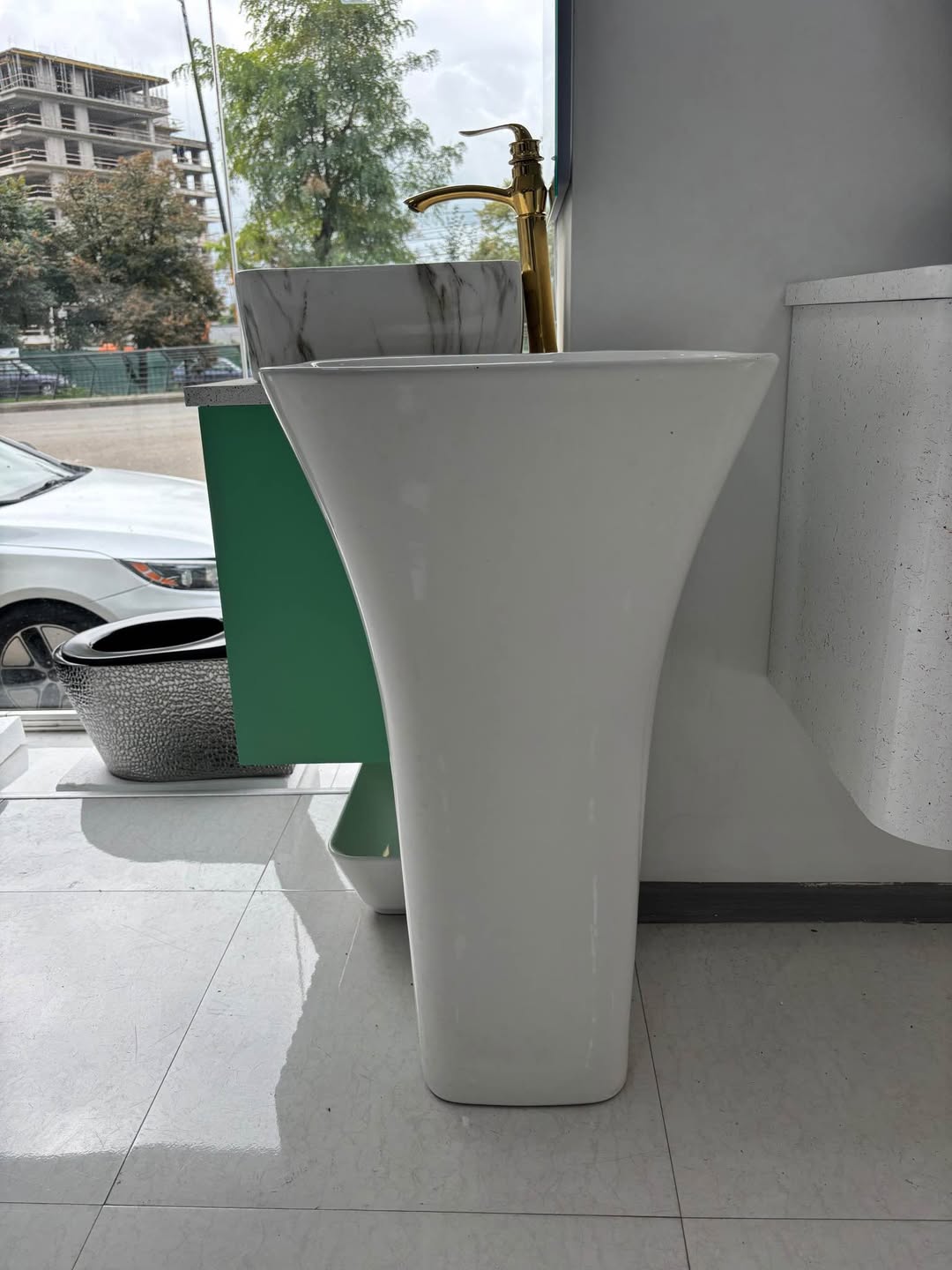 Ağ ayaqlı rakovina (pedestal)
