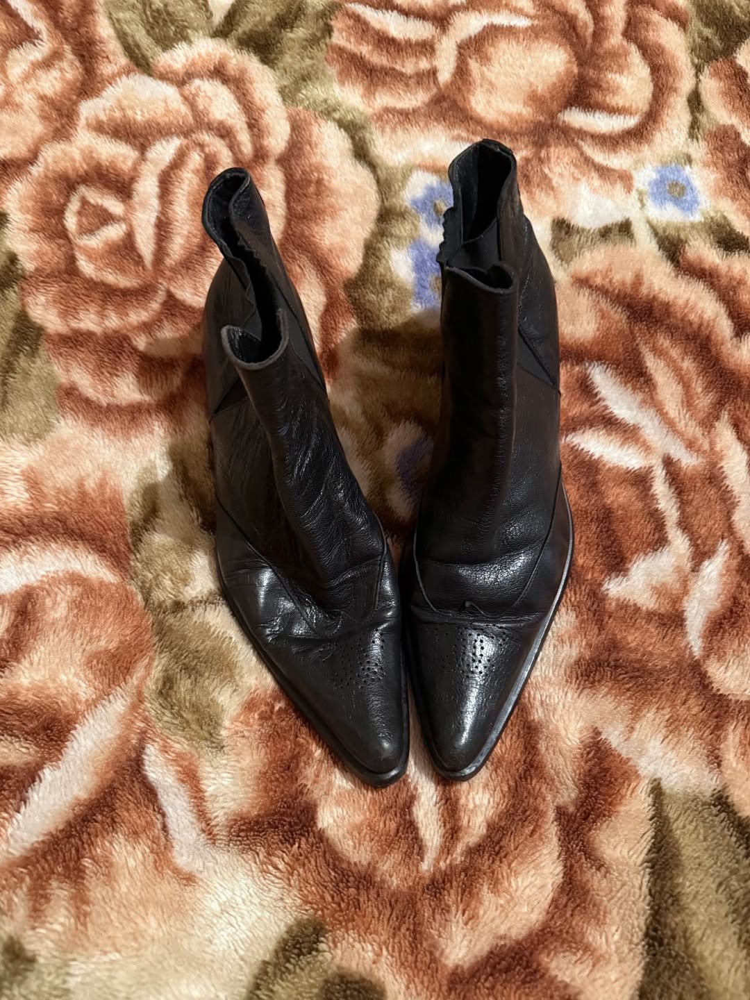 39 size leather shoes for 35 lari