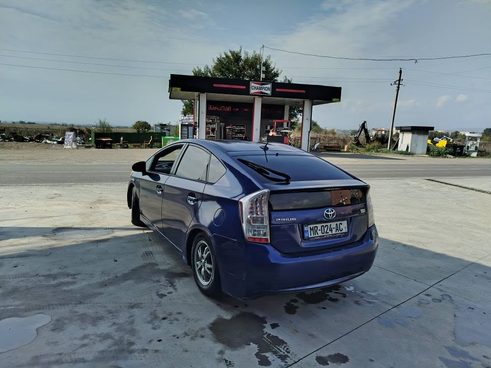 Mavi Toyota Prius, iyi motor