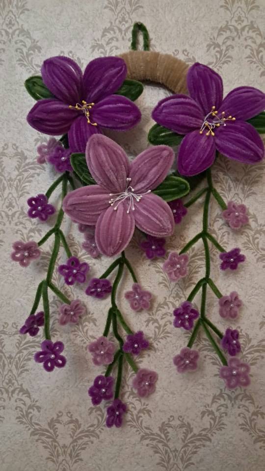 ხელნაკეთი დეკორატიული გვირგვინი ყვავილებით