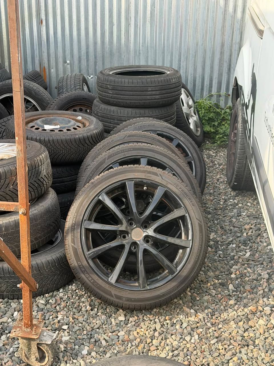 R18 ալյումինե անիվներ նոր անվադողերով