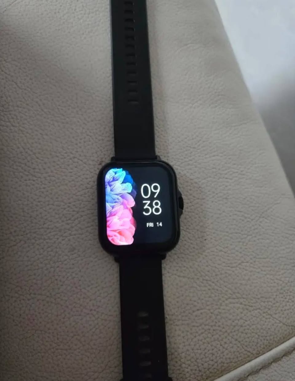 40ლ. იყიდება სმარტ სათი. უკავშირდება Bluetoothსათი