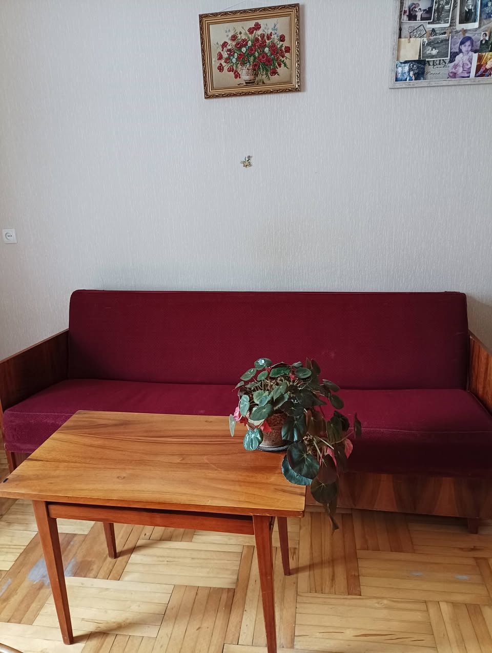 Satılır ikinciyədə divan kiçik masa ilə