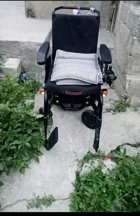 Folding electric wheelchair, black