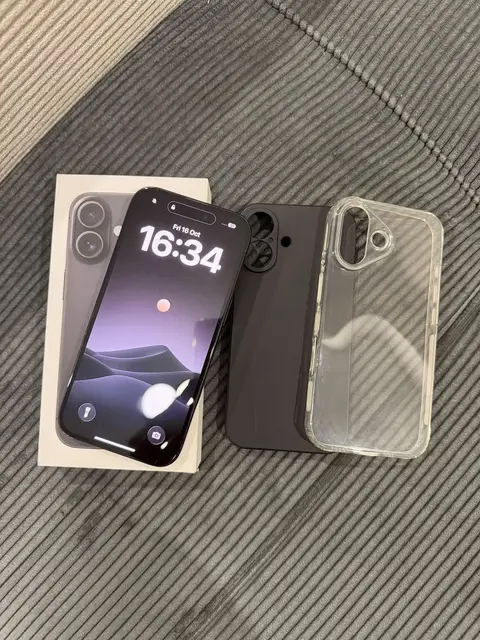iPhone 16 128GB, батарея 93%