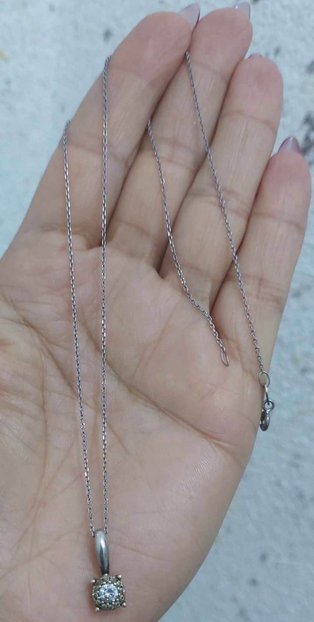 Gümüş boyunbağı, taşlı kolye