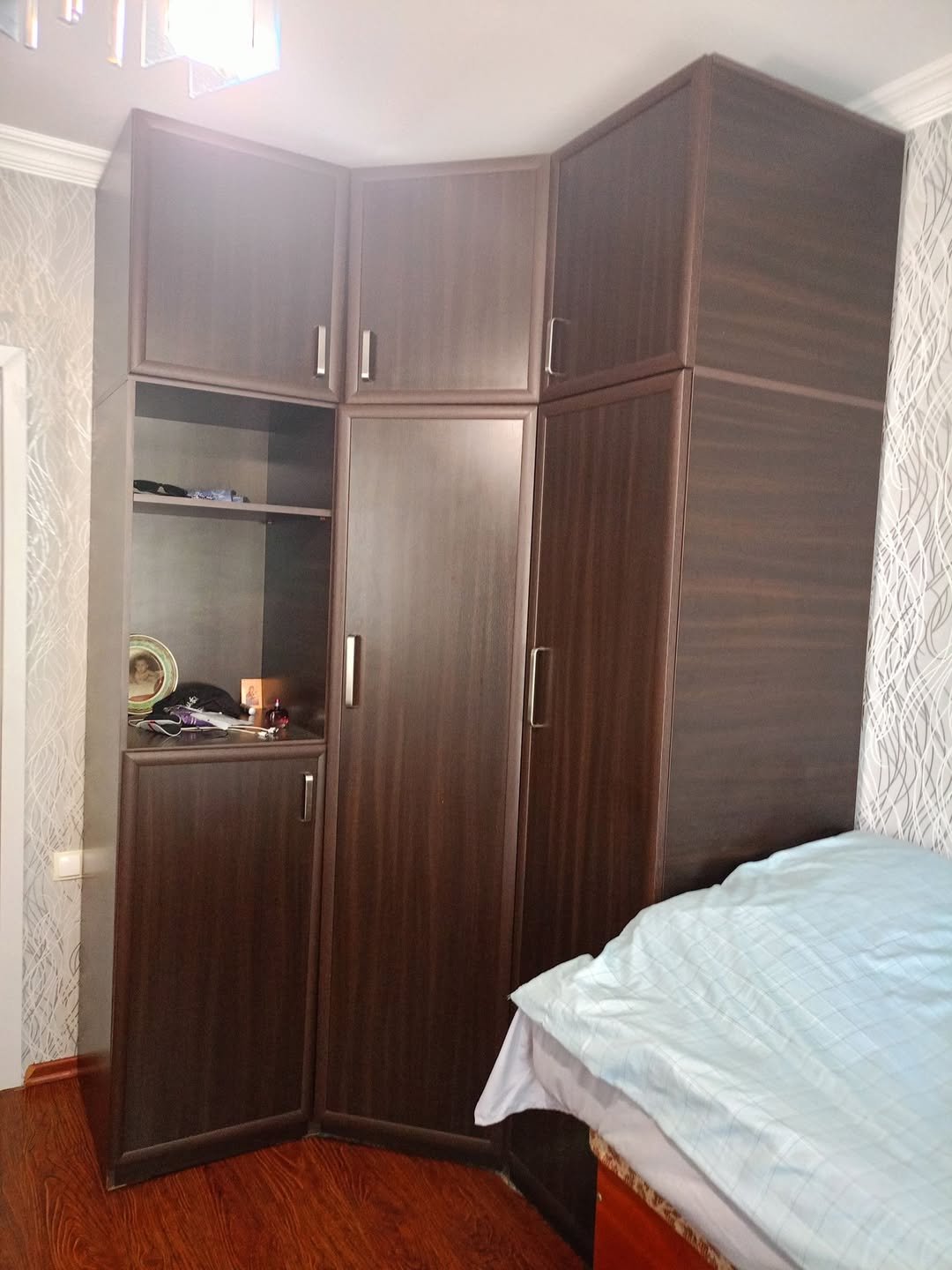 Künc garderob, tünd qəhvəyi, yaxşı vəziyyətdə