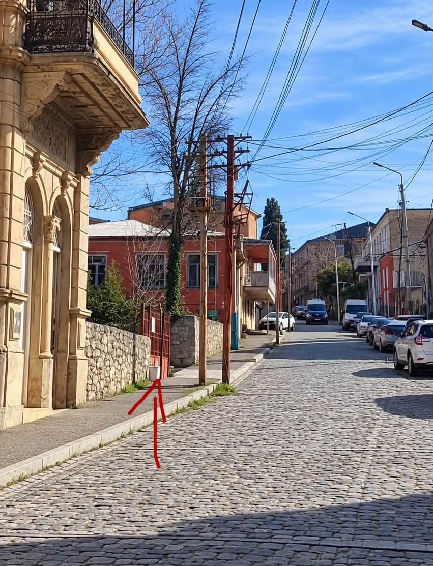 Ավտոֆաբրիկա և 2 սենյակ, Քութայիս