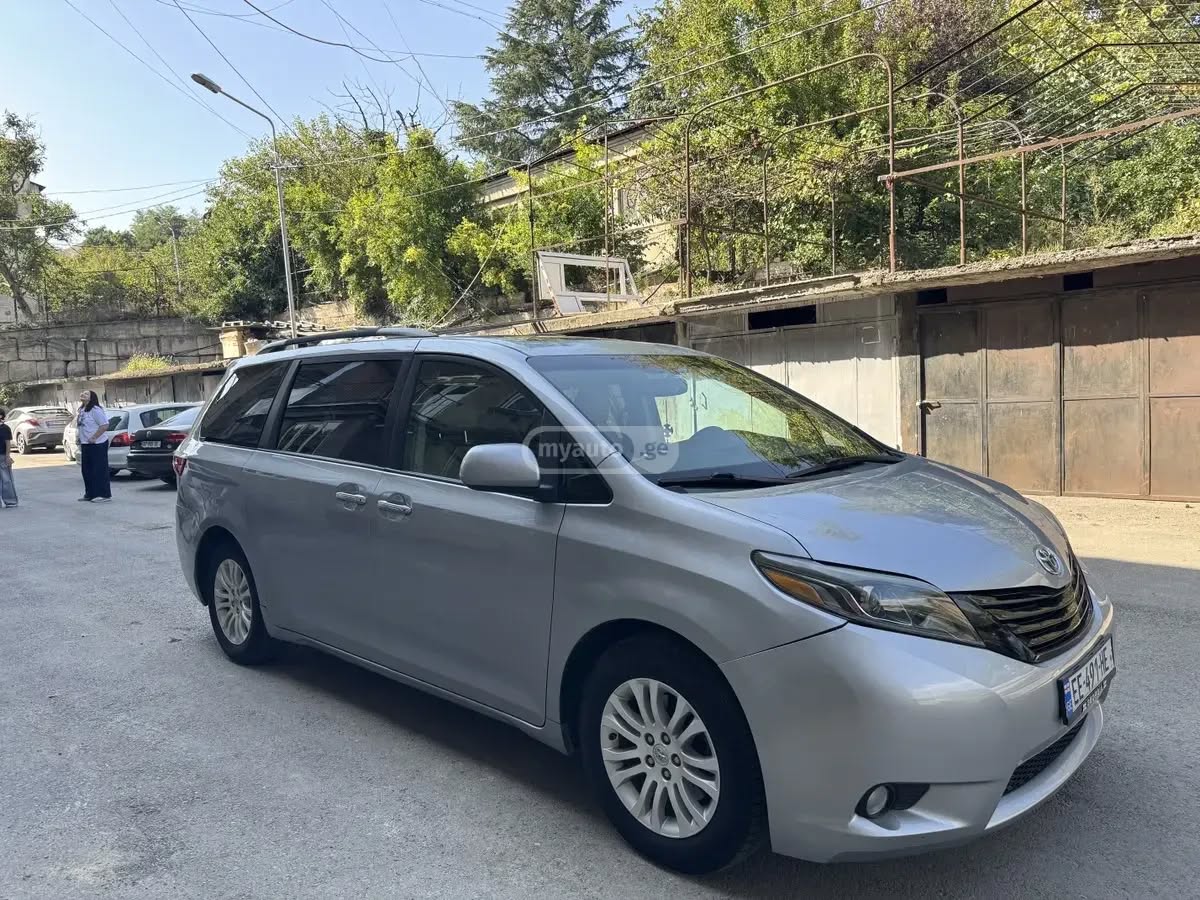 Toyota Sienna 2014 — 11,500$