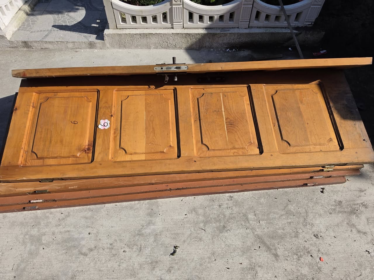 Urek'te ahşap kapılar satın aldım. Fiyat 150