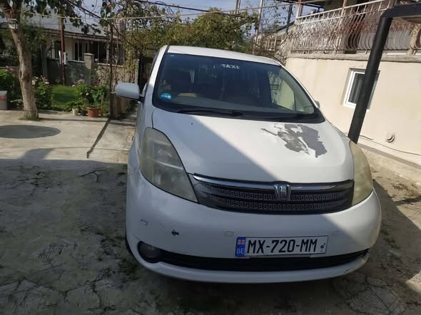 Toyota ISIS 2005 — 2,500$