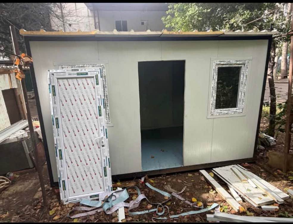 Yeni prefab bahçe kulübesi kapı ve pencere ile