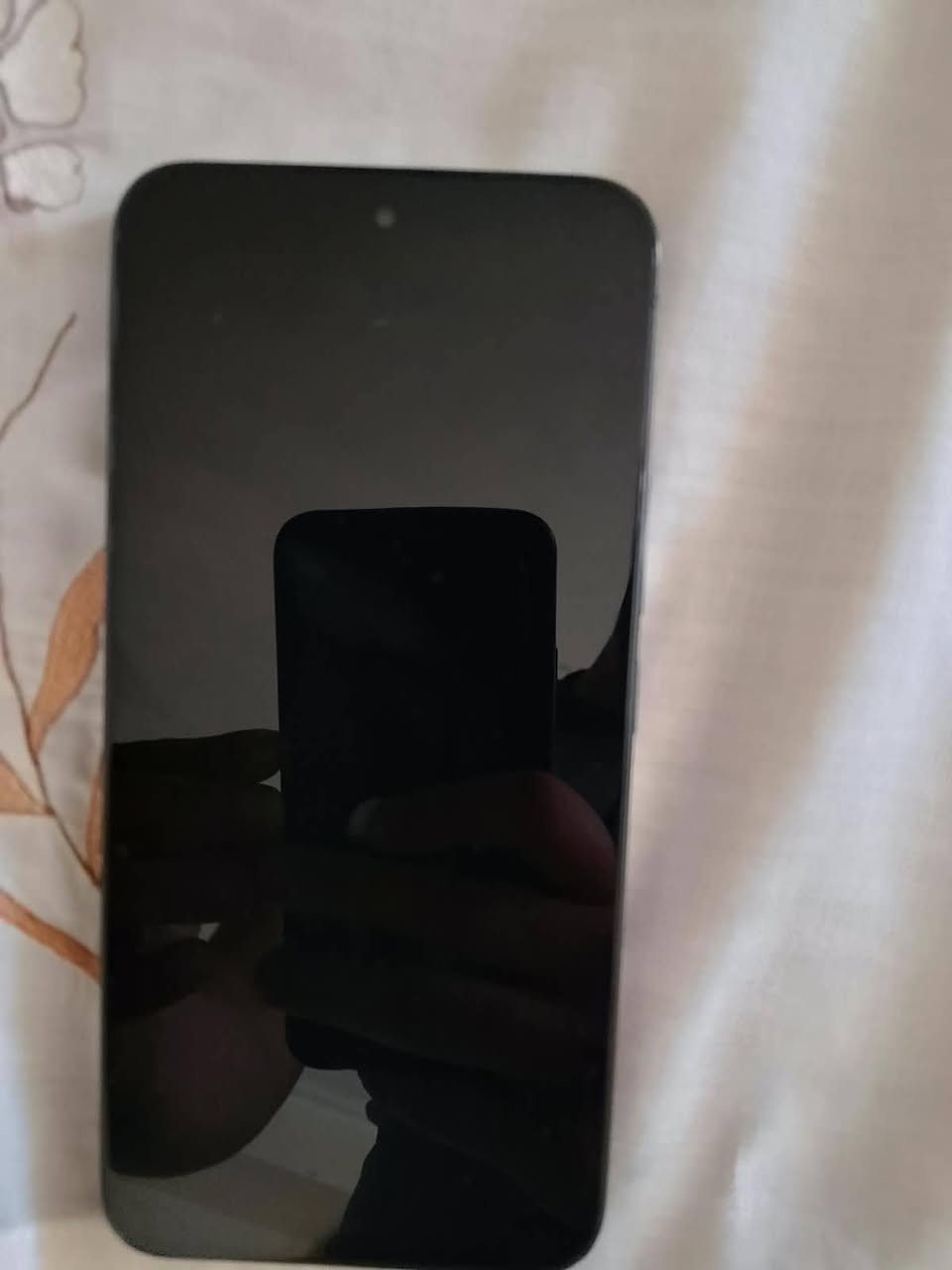Honor 400 8/256 is being sold urgently for 380.