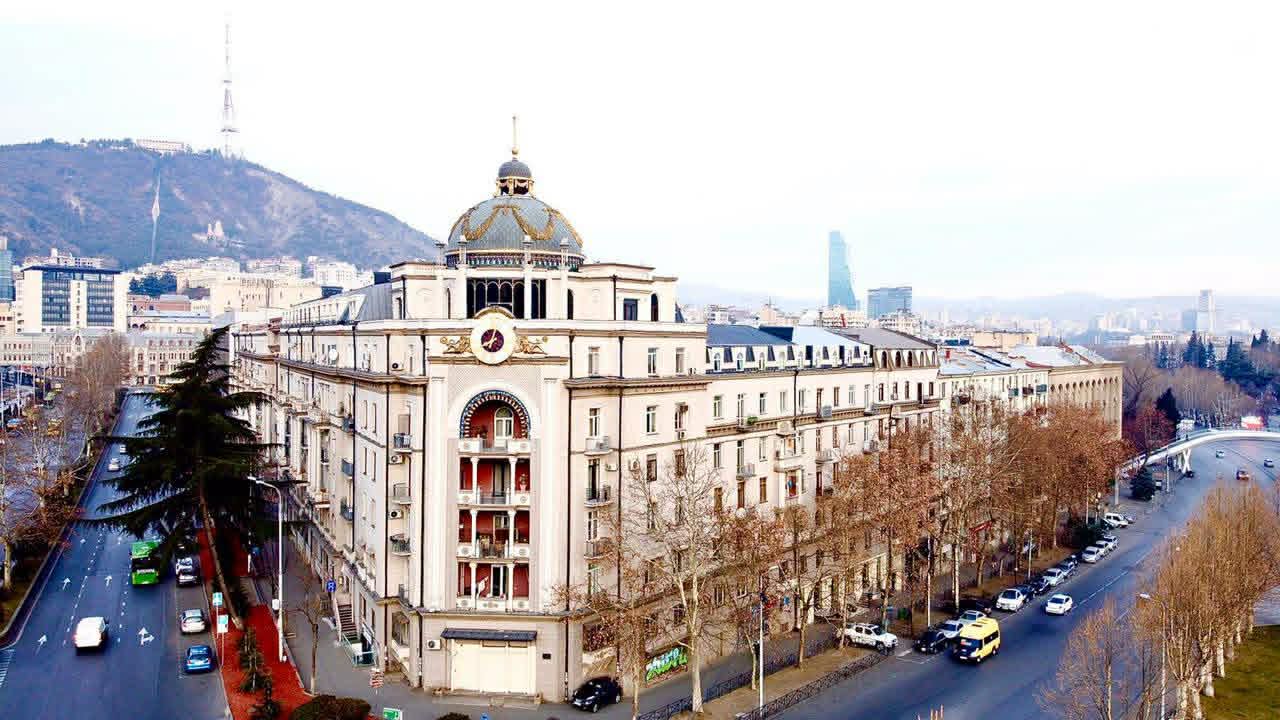Продаётся 4-х комнатная квартира на Мтацминда (Бараташвили — 370,000$