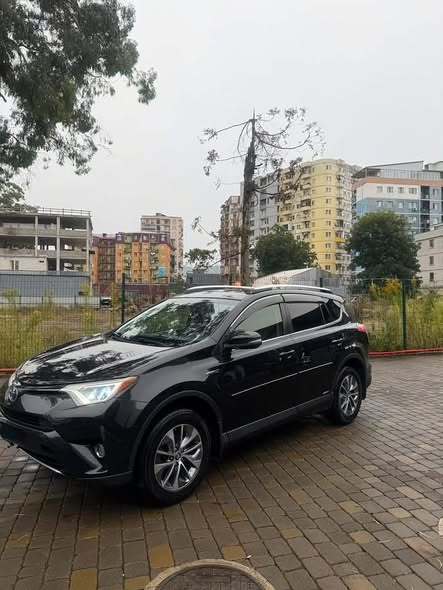 Продаётся машина 2016 года — 12,300$