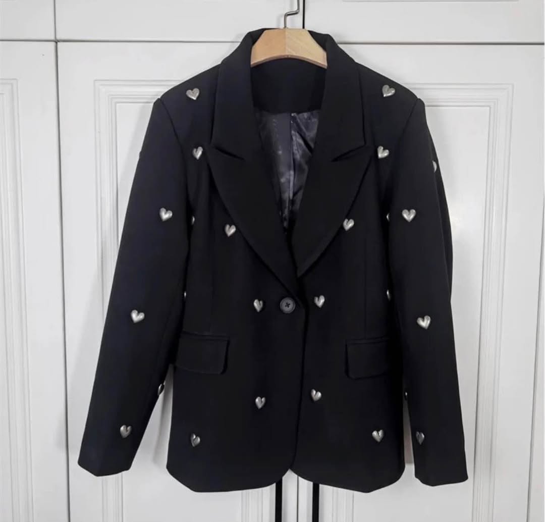 Gümüş kalpler ile siyah blazer