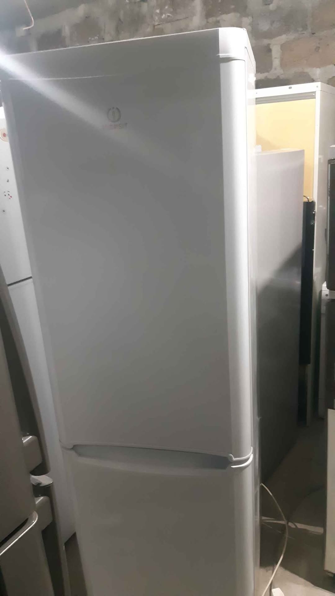Indesit սառնարան, լավ վիճակում