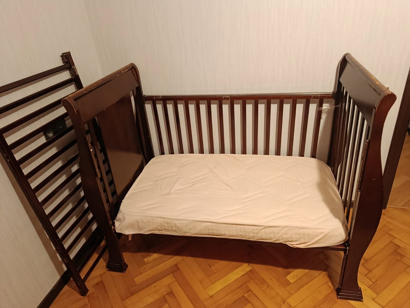 Детская кроватка из натурального дерева