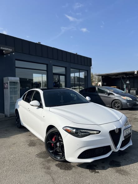 Alfa Romeo Giulia 2022 — 14,500$