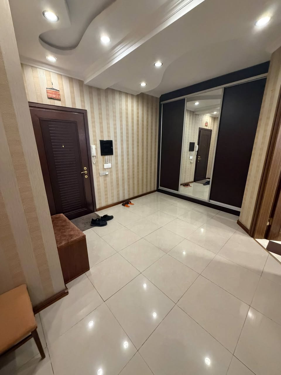 Təbriz küçəsində 3-otaqlı mənzil — 1,200₼