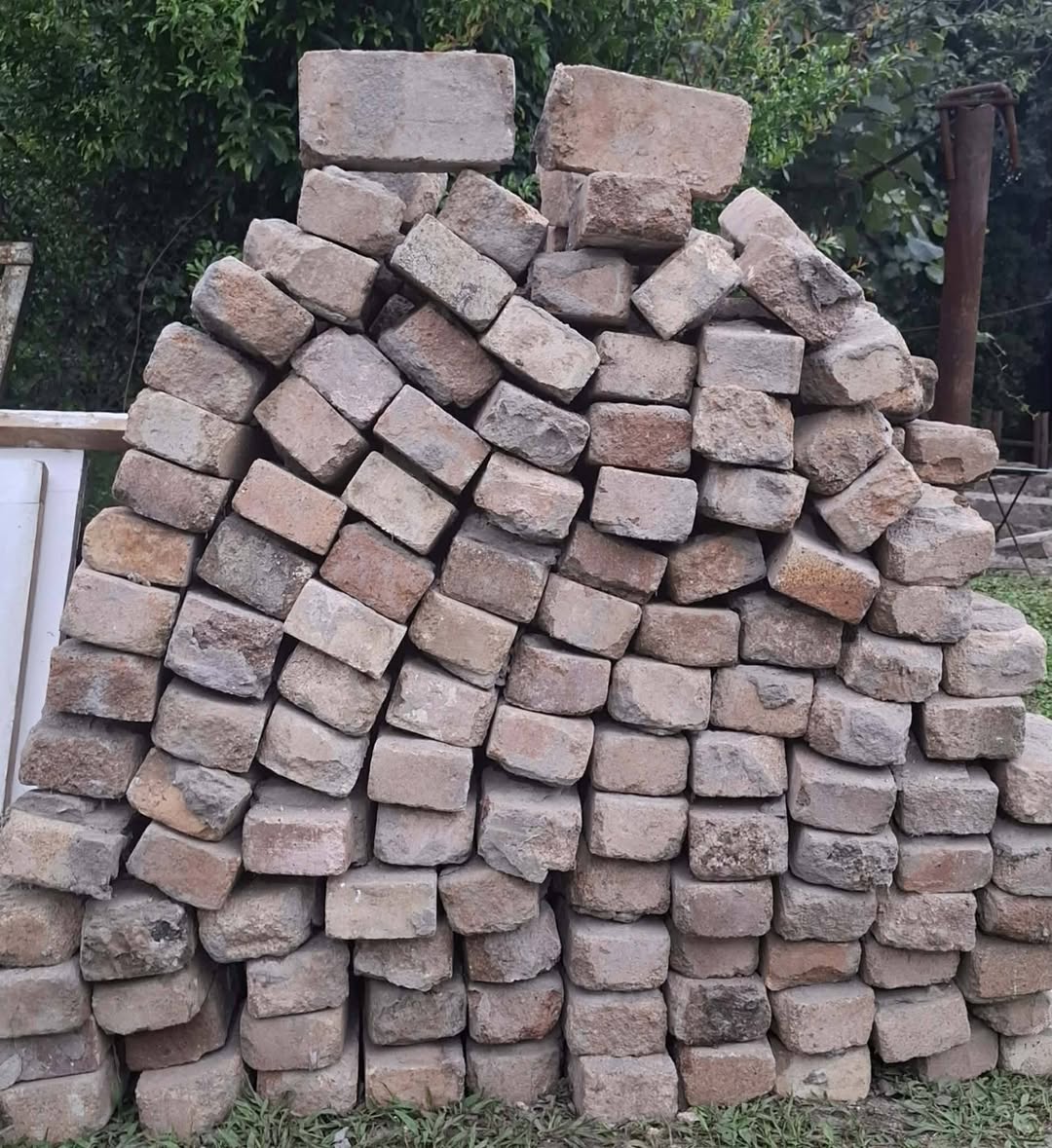 Yanğına davamlı kərpic satılır.
