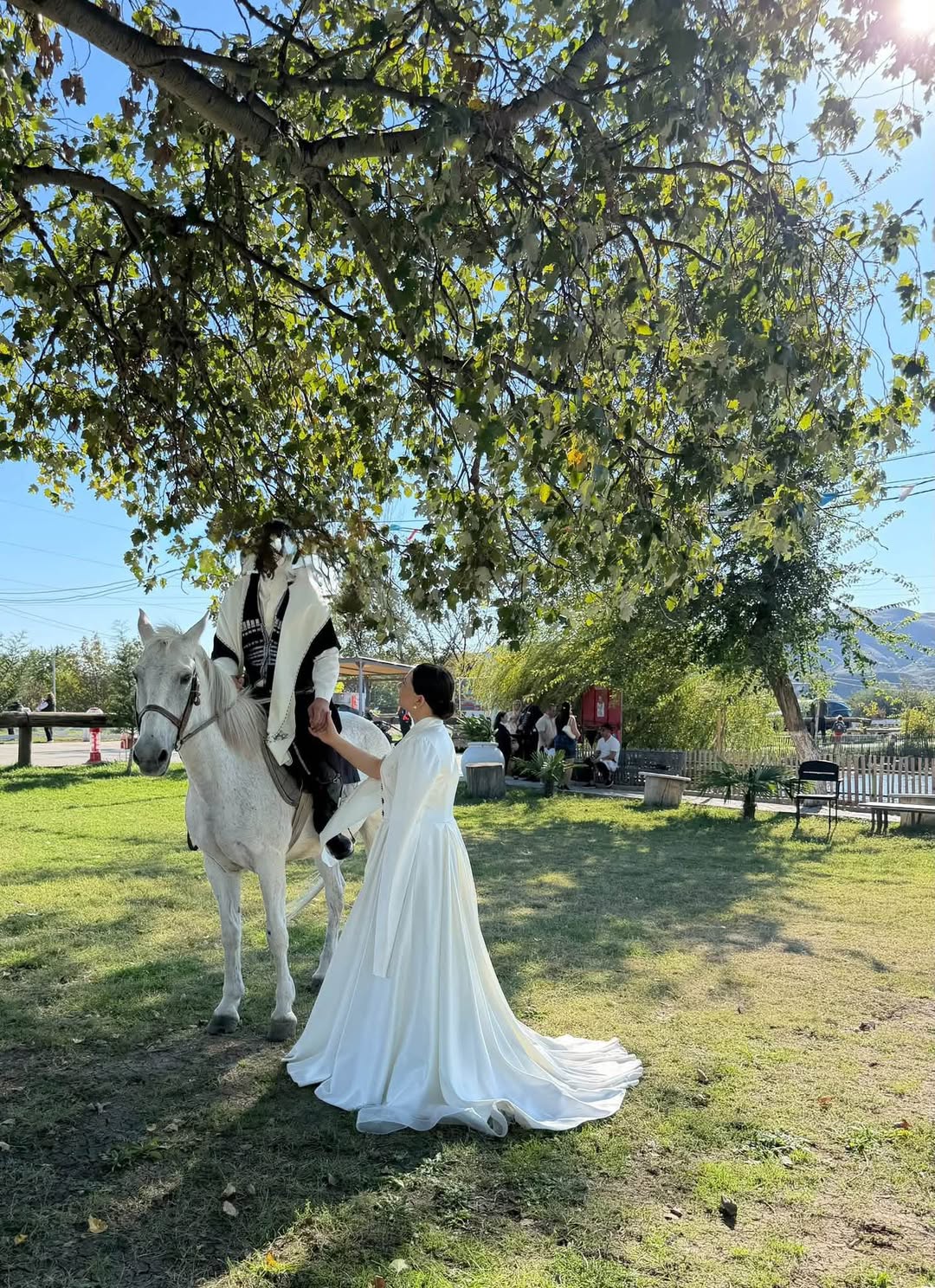 Toy məclisi paltarı, öz geyimləri ilə, M-L