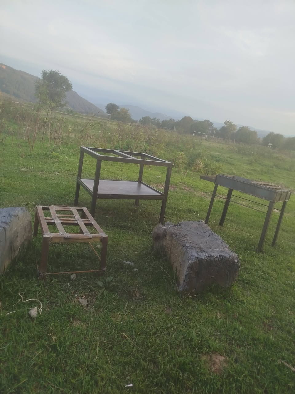 Մետաղե սեղան, մանգալ և էտաժեր