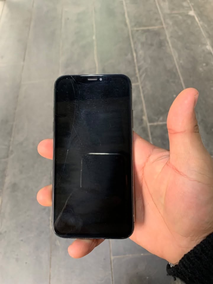 iPhone X, cracked screen