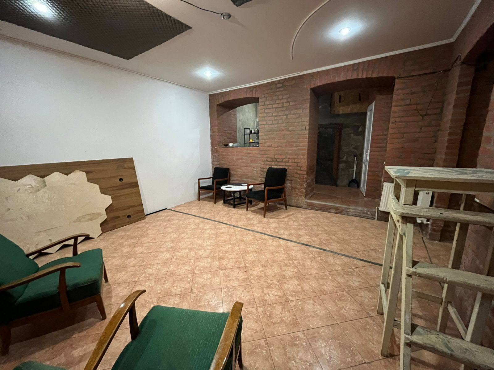 For rent 58 m² universal commercial space — $400