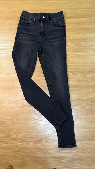 Black skinny-fit high-waist jeans