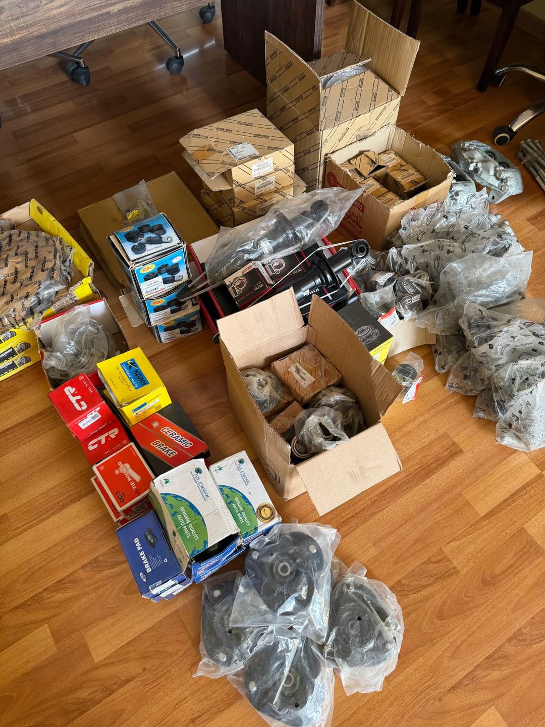 Auto service stock, parts in one lot