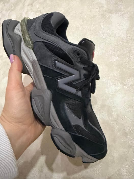 შავი New Balance სნიკერსი