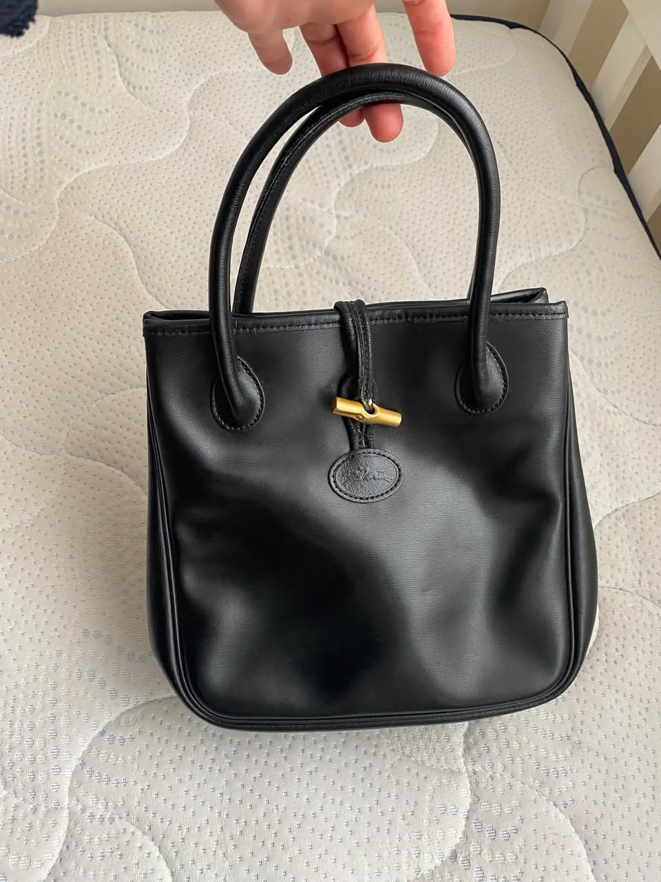 Longchamp შავი ტყავის ჩანთა