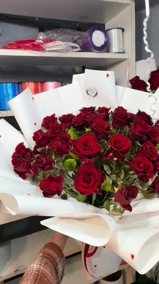 🌹 3 liraya gülle süslenmiş tişört