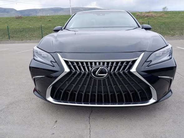 Lexus ES 250 LUX 2024