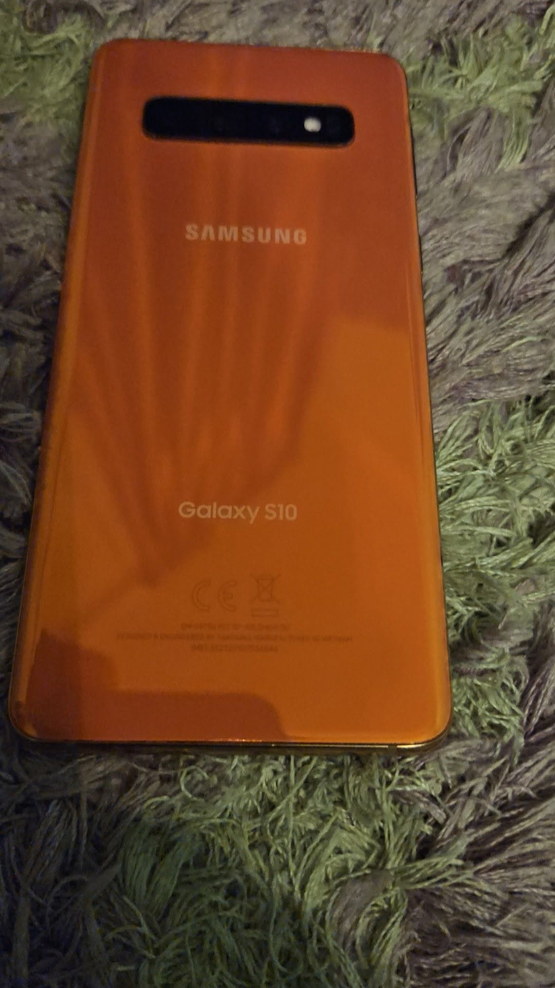 Samsung s10.8/512 mükemmel çalışıyor ve kendine has özellikleri var.