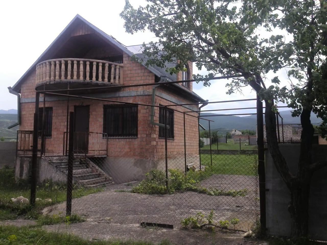 🏠 Tbilisidən 37 km məsafədə şəxsi ev satılır, 2000-ci ildə tikilib - 85,000$