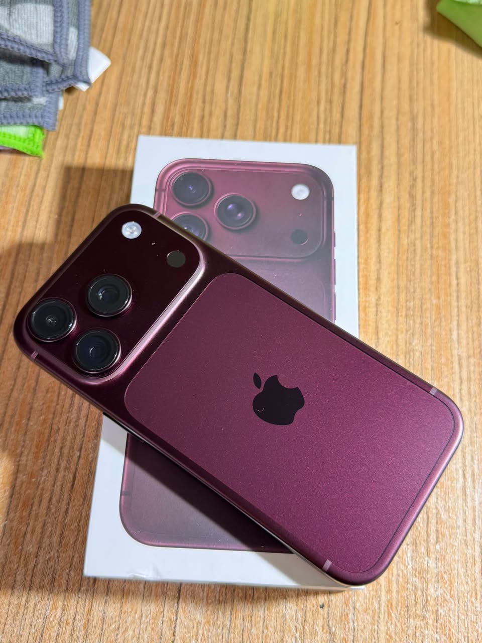 iPhone 18 Pro burgundy, 256GB, 📍4100ლ, eklentiler dahil