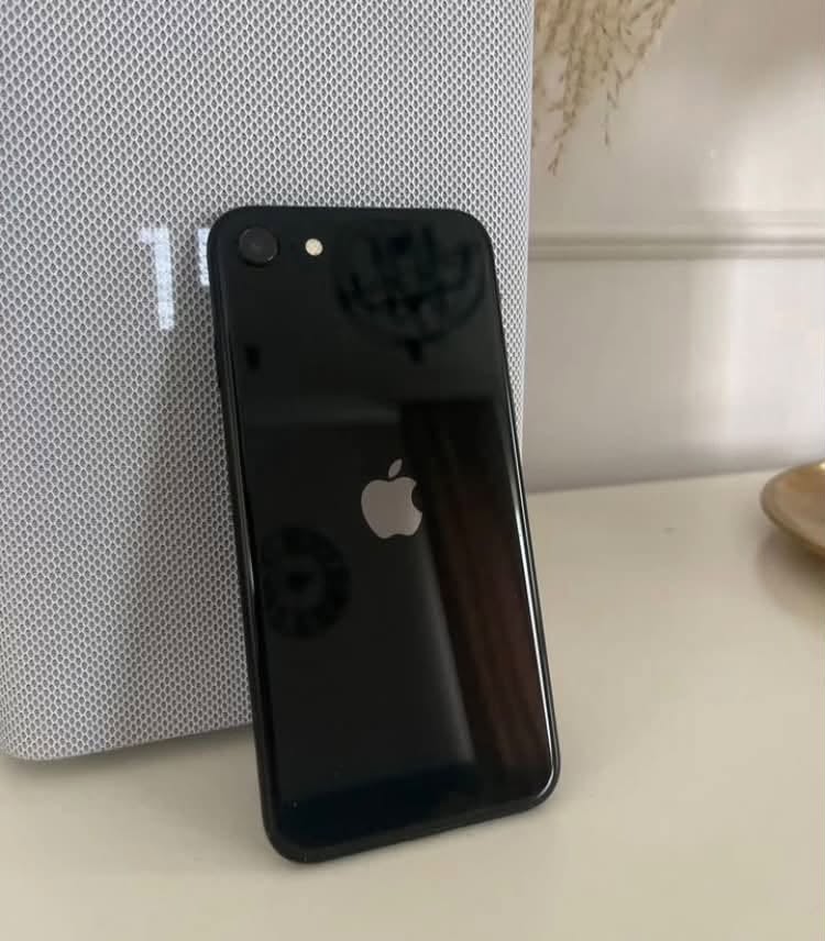 IPhone SE (64 გბ) იყიდება — 200₾