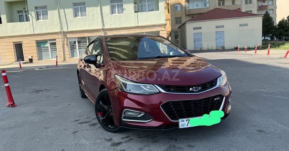 Qırmızı Chevrolet avtomobili