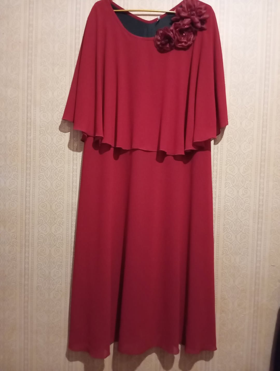 I am selling a dress. It fits sizes over 80. I wore it once. The price is 80 lari.